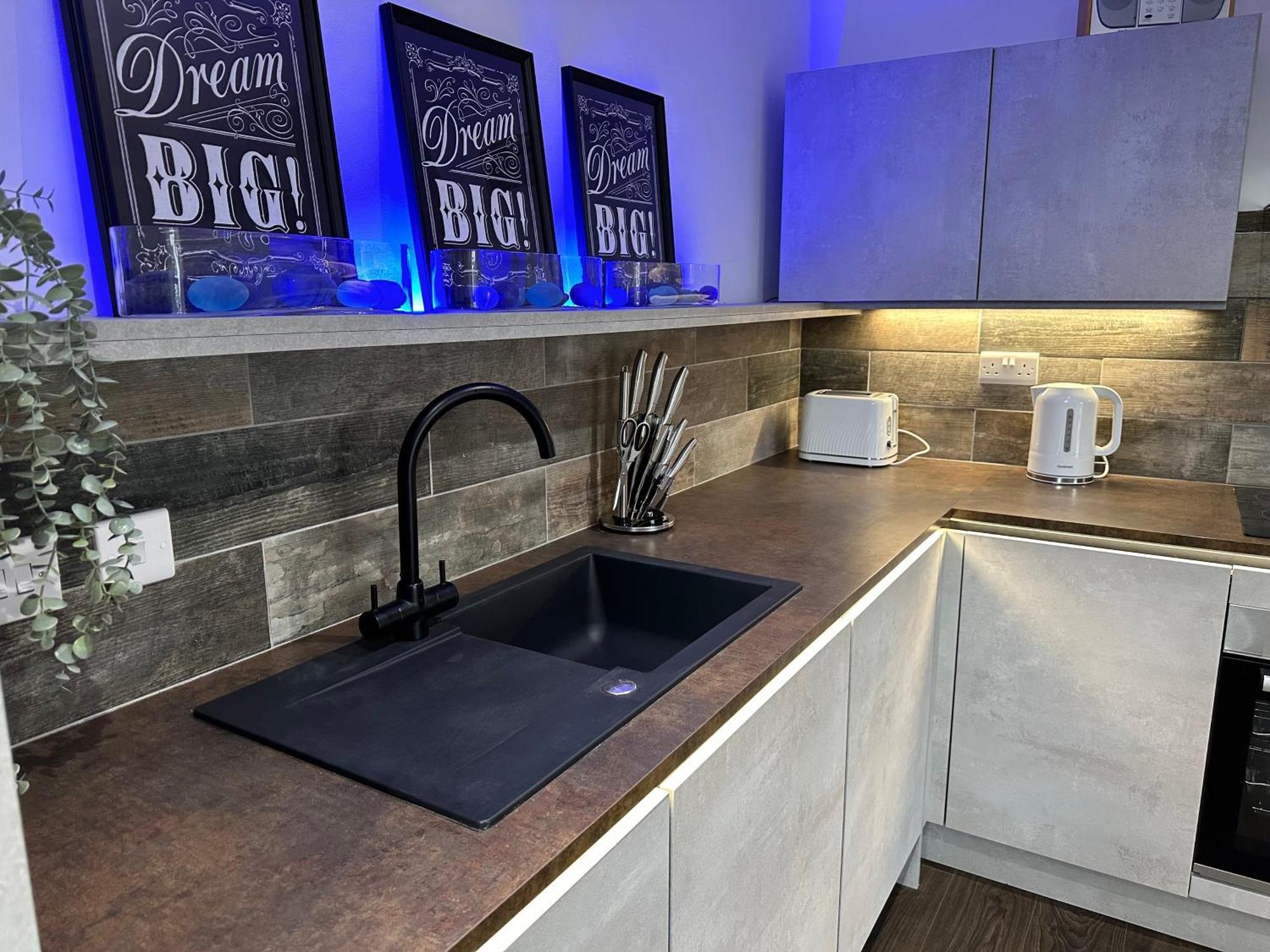 Vibrant Apartments Close To City Centre Cardiff Ngoại thất bức ảnh